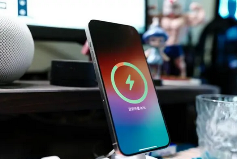 芷江苹果15换屏服务分享用什么充电器给iPhone15充电更好 